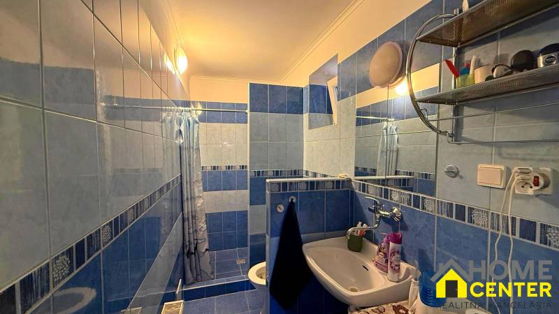 ZĽAVA!! NA PREDAJ RODINNÝ DOM V ZEMIANSKEJ OLČI – PO REKONŠTRUKCII - Kúpeľňa v rodinnom dome s modro-bielymi kachličkami, umývadlom a sprchovým kútom.