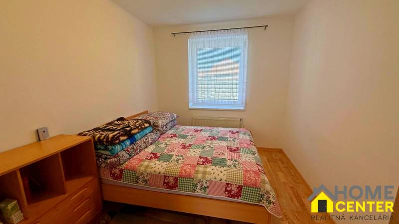 ZĽAVA!! NA PREDAJ RODINNÝ DOM V ZEMIANSKEJ OLČI – PO REKONŠTRUKCII - Spálňa v rodinnom dome s posteľou a podlahou s dreveným dekorom.