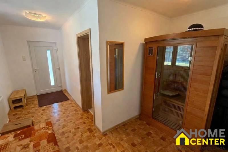 ZĽAVA!! NA PREDAJ RODINNÝ DOM V ZEMIANSKEJ OLČI – PO REKONŠTRUKCII - Chodba v rodinnom dome s podlahou s dreveným dekorom a vstavanou saunou.