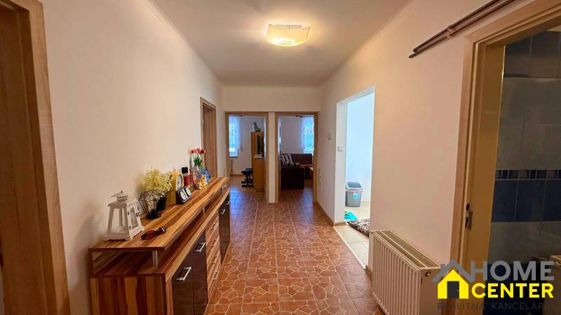 ZĽAVA!! NA PREDAJ RODINNÝ DOM V ZEMIANSKEJ OLČI – PO REKONŠTRUKCII - Chodba v rodinnom dome s dlažbou a dreveným dekorom skrinky.