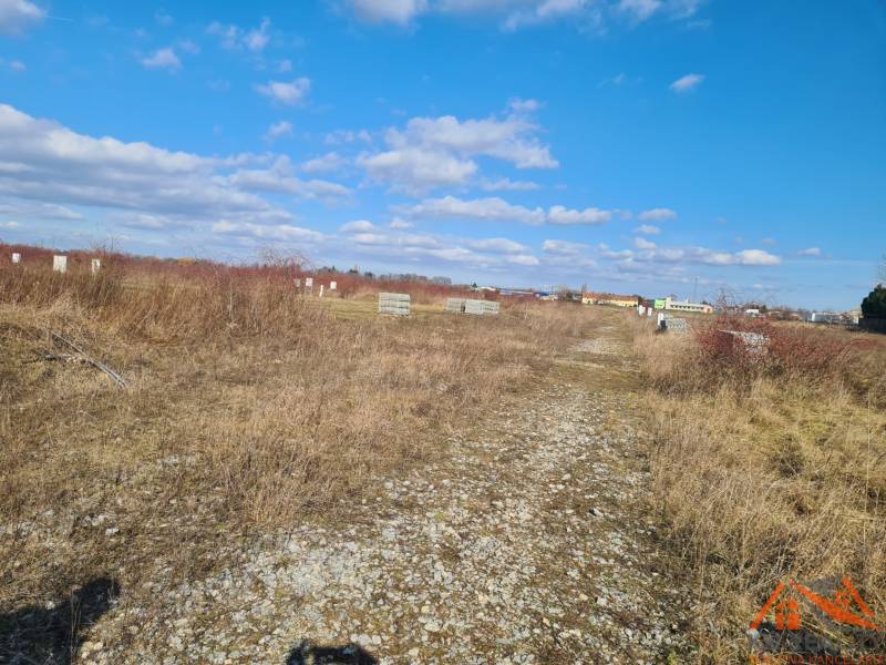 Na predaj krásny slnečný pozemok Nové Zámky ! - Pozemky na bývanie v Nových Zámkoch s prírodným porastom a jasnou oblohou.