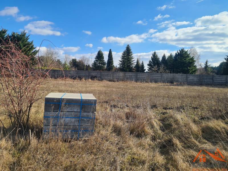 Na predaj krásny slnečný pozemok Nové Zámky ! - Pozemky - bývanie v Nových Zámkoch s kontajnerom pod jasným modrým nebom.