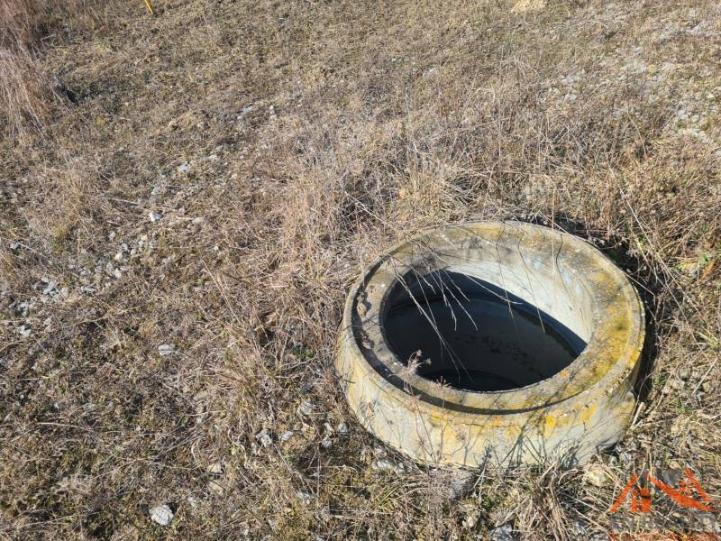 Na predaj krásny slnečný pozemok Nové Zámky ! - Betónová šachta na pozemku určenom na bývanie v Nových Zámkoch.