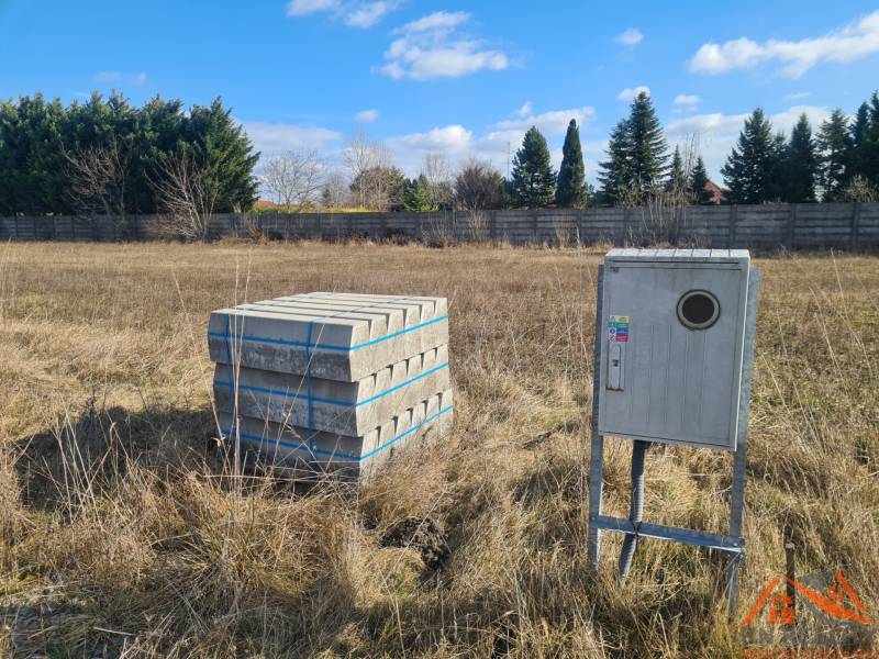 Na predaj krásny slnečný pozemok Nové Zámky ! - Pozemok na bývanie v Nových Zámkoch s betonovou dlažbou a elektrickou skrinkou.