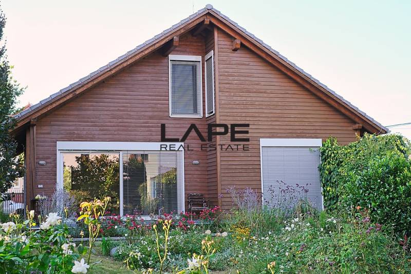 Rodinný dom s veľkou záhradou - Ružinov  - Rodinný dom na Strednej ulici v Bratislave - Ružinove s bujnou záhradou.