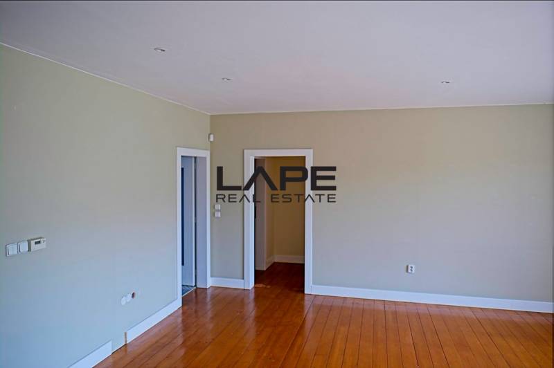 Rodinný dom s veľkou záhradou - Ružinov  - Rodinný dom s podlahou s dreveným dekorom, svetlé steny a dvere s bielymi rámami.