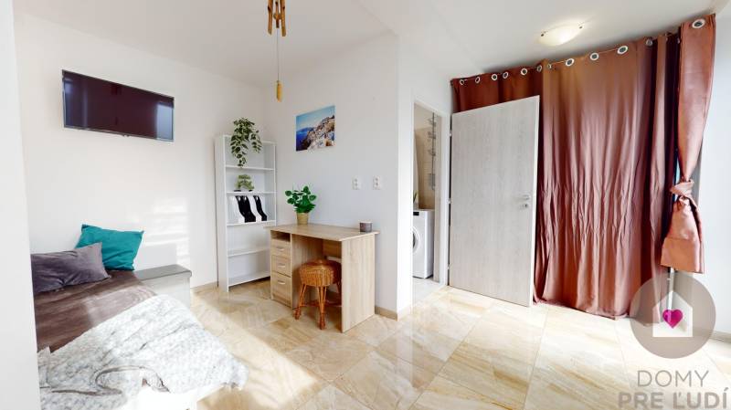 DOBROHOŠŤ- Prenájom  3i zariadeného bytu s predzáhradkou a parkingom - Pracovný kútik v 3-izbovom byte s podlahou s dreveným dekorom a svetlou stenou.