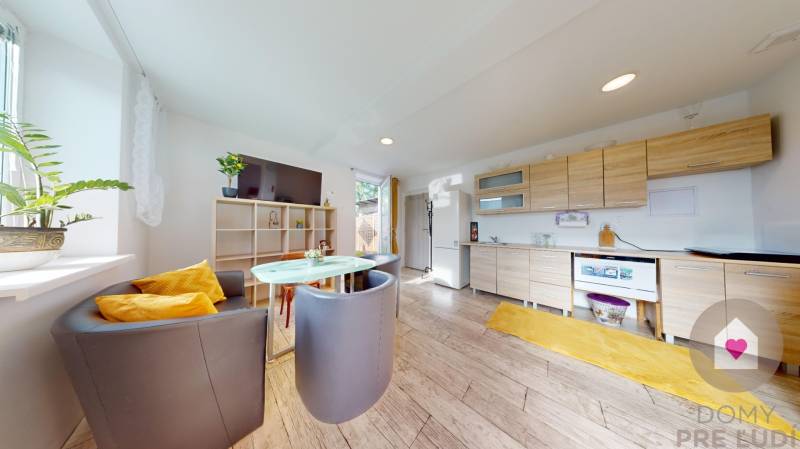 DOBROHOŠŤ- Prenájom  3i zariadeného bytu s predzáhradkou a parkingom - Kuchyňa v 3-izbovom byte s podlahou s dreveným dekorom a svetlou výbavou.