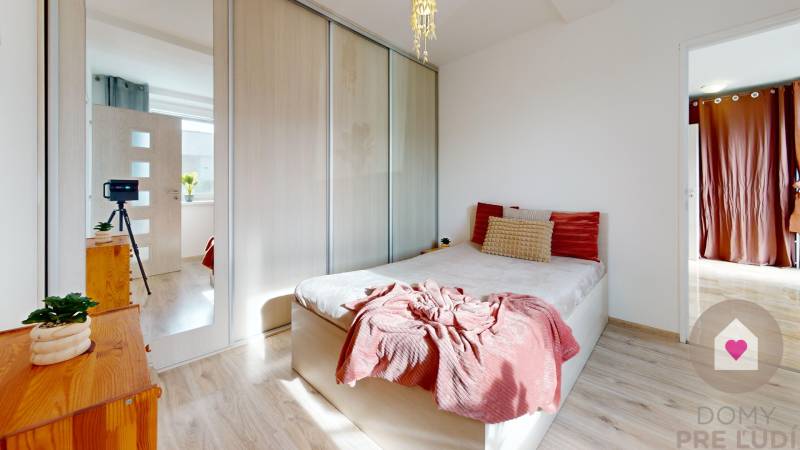 DOBROHOŠŤ- Prenájom  3i zariadeného bytu s predzáhradkou a parkingom - Spálňa v 3-izbovom byte s podlahou s dreveným dekorom, svetlé drevené skrine.