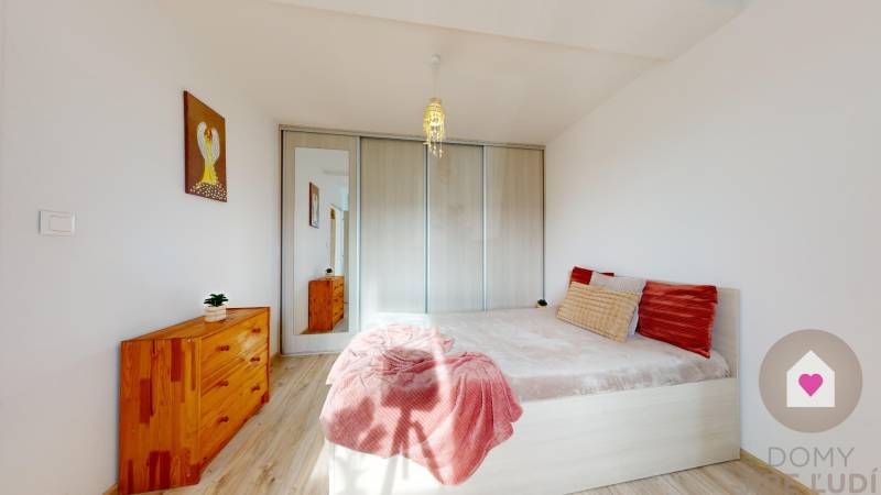 DOBROHOŠŤ- Prenájom  3i zariadeného bytu s predzáhradkou a parkingom - Spálňa so svetlou podlahou s dreveným dekorom, pohodlnou posteľou a skriňou.