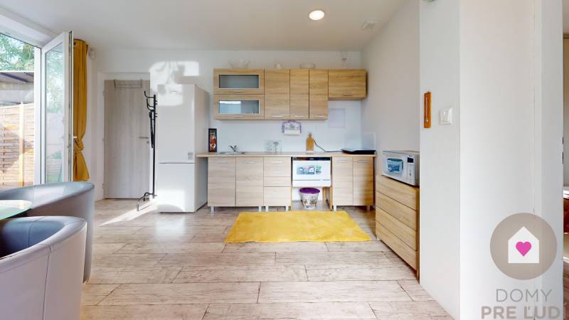 DOBROHOŠŤ- Prenájom  3i zariadeného bytu s predzáhradkou a parkingom - Kuchyňa v 3-izbovom byte s podlahou s dreveným dekorom a svetlým nábytkom.