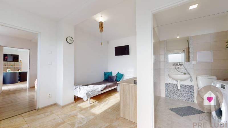 DOBROHOŠŤ- Prenájom  3i zariadeného bytu s predzáhradkou a parkingom - Interiér 3-izbového bytu s podlahou s dreveným dekorom, kúpeľňou a svetlými doplnkami.