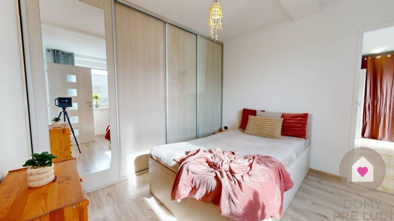 DOBROHOŠŤ- Prenájom  3i zariadeného bytu s predzáhradkou a parkingom - Spálňa v 3-izbovom byte so zrkadlovou skriňou a podlahou s dreveným dekorom.