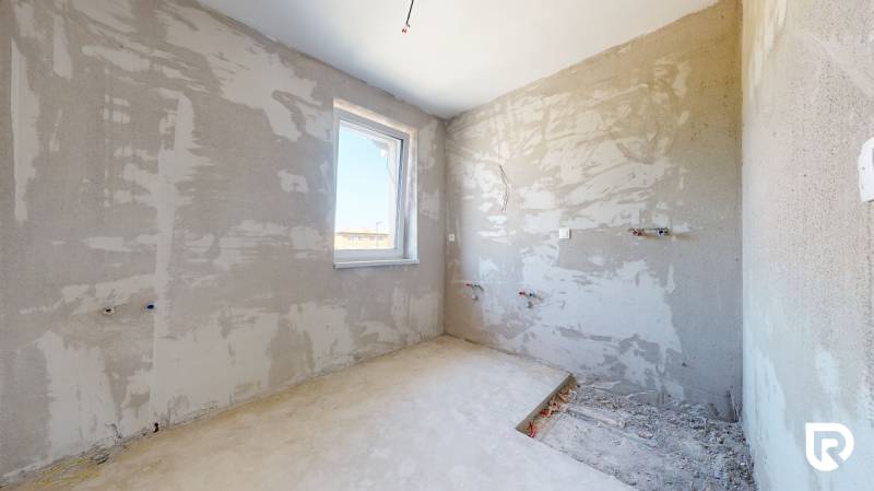 5-izbový dom s predzáhradkou pre rodiny v pokojnej zóne - Nevybavená miestnosť s hrubými stenami a oknom v 5 a viac izbovom byte.