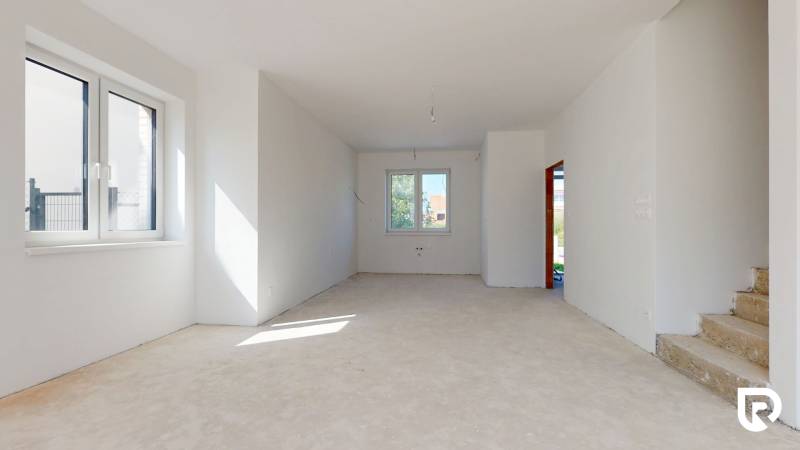 5-izbový dom s predzáhradkou pre rodiny v pokojnej zóne - Svetlá miestnosť v 5 a viac izbovom byte, s bielymi stenami a schodmi.