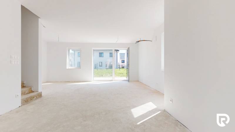 5-izbový dom s predzáhradkou pre rodiny v pokojnej zóne - Priestranná miestnosť s veľkými oknami v 5 a viac izbovom byte.