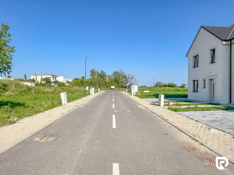 5-izbový dom s predzáhradkou pre rodiny v pokojnej zóne - Novostavba v Bratislave - Vrakuni, Irisová ulica, pri ceste s asfaltovým povrchom a zeleňou.