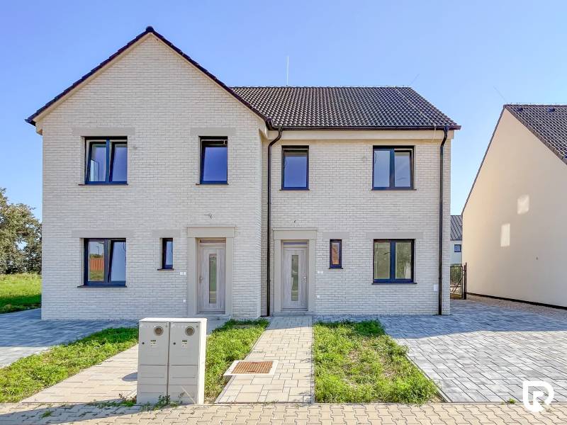 5-izbový dom s predzáhradkou pre rodiny v pokojnej zóne - Dvojdom na Irisovej ulici v Bratislave - Vrakuni s garážou a záhradou.