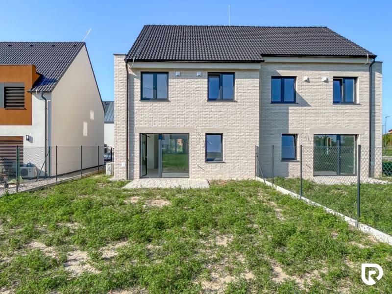 5-izbový dom s predzáhradkou pre rodiny v pokojnej zóne - Dvojpodlažný dom so záhradou a tehlovou fasádou na Irisovej ulici vo Vrakuni.