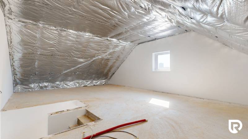 5-izbový dom s predzáhradkou pre rodiny v pokojnej zóne - Podkrovný priestor s izoláciou v 5 a viac izbovom byte, svetlo z malého okna.