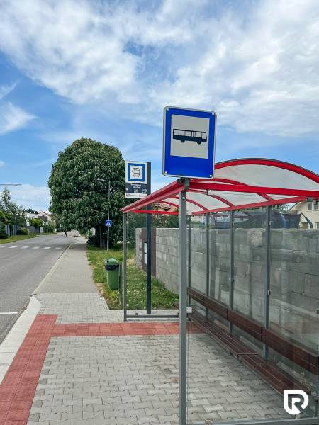 Stavebný pozemok pre RD | všetky podklady | 528 m² |Bernolákovo - Autobusová zastávka s prístreškom na Poľnej ulici v Bernolákove. Pozemky - bývanie.
