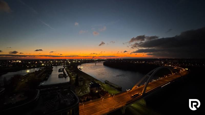 | E2Tower | 20.poschodie | 2i byt | panoramatický výhľad |  - Nočný pohľad na rieku a most v Bratislave z ulice Pribinova.