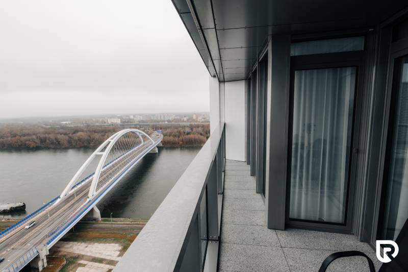 | E2Tower | 20.poschodie | 2i byt | panoramatický výhľad |  - Výhľad na most a rieku z balkóna v Bratislave na Pribinovej ulici, 2-izbový byt.