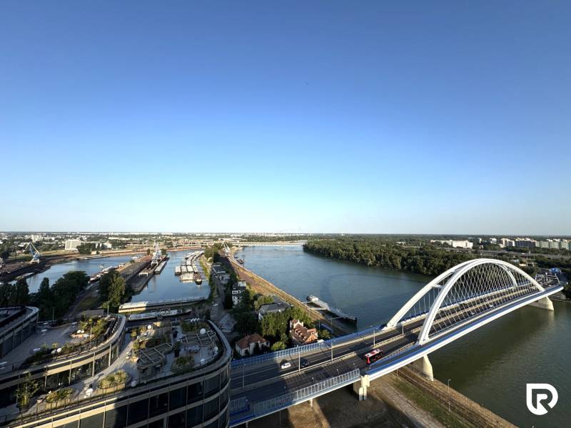 | E2Tower | 20.poschodie | 2i byt | panoramatický výhľad |  - Výhľad na rieku a most v Bratislave z 2-izbového bytu na Pribinovej ulici.