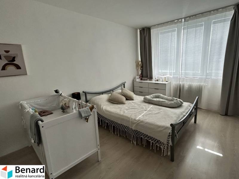 NA PREDAJ ŠTÝLOVÝ 2- IZBOVÝ BYT, 50m2, SÍDLISKO 2, PREŠOV - Spálňa v 2-izbovom byte s postieľkou, posteľou a komodou, podlaha s dreveným dekorom.