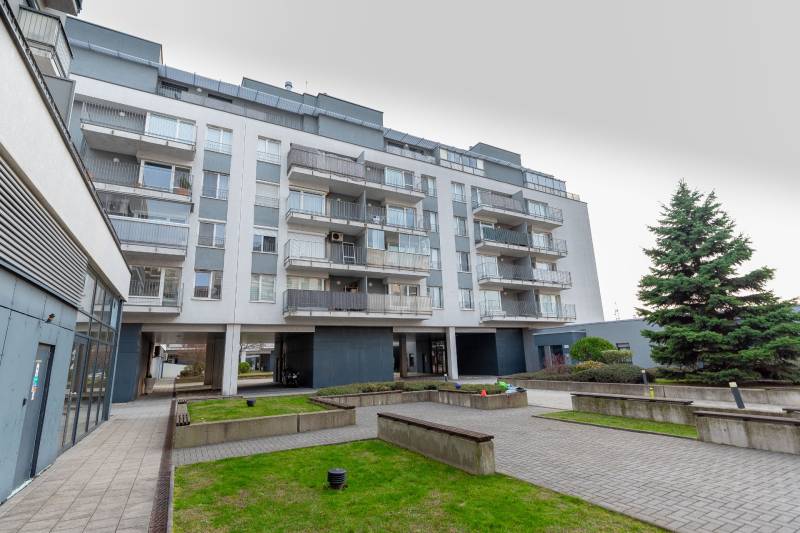 Luxusný 2-izbový byt + 2 balkóny, 73 m², garážové státie, Ružinov - Bytový komplex na Hrachovej ulici v Bratislave - Ružinove s vonkajším priestorom a stromami.