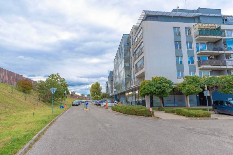 Luxusný 2-izbový byt + 2 balkóny, 73 m², garážové státie, Ružinov - Ulica Hrachová v Bratislave - Ružinove s modernou architektúrou a parkovaním pred budovou.