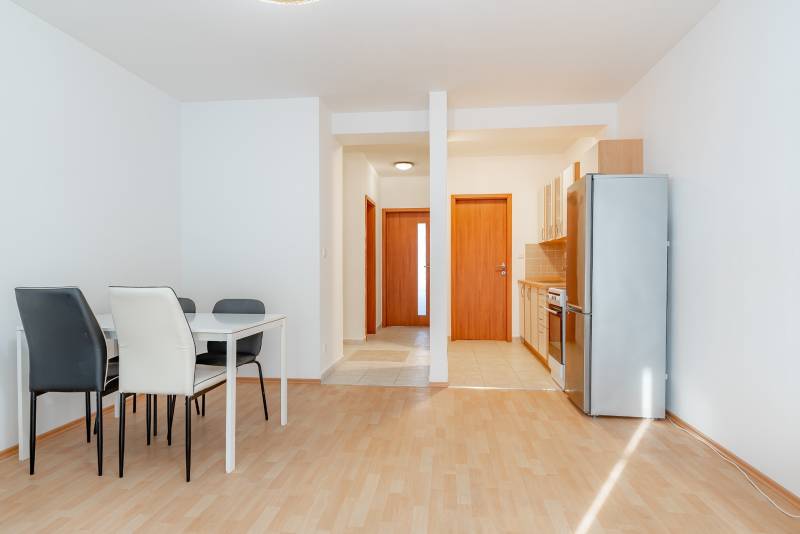Luxusný 2-izbový byt + 2 balkóny, 73 m², garážové státie, Ružinov - Kuchyňa a jedáleň s podlahou s dreveným dekorom v 2-izbovom byte.