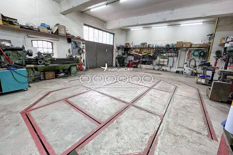 4-izbový podkrovný byt s nebytovým priestorom v obci Pavlice - Dielňa v rodinnom dome s náradím a strojmi.