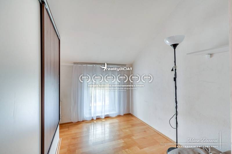 4-izbový podkrovný byt s nebytovým priestorom v obci Pavlice - Izba v rodinnom dome s podlahou s dreveným dekorom a skrinkou.