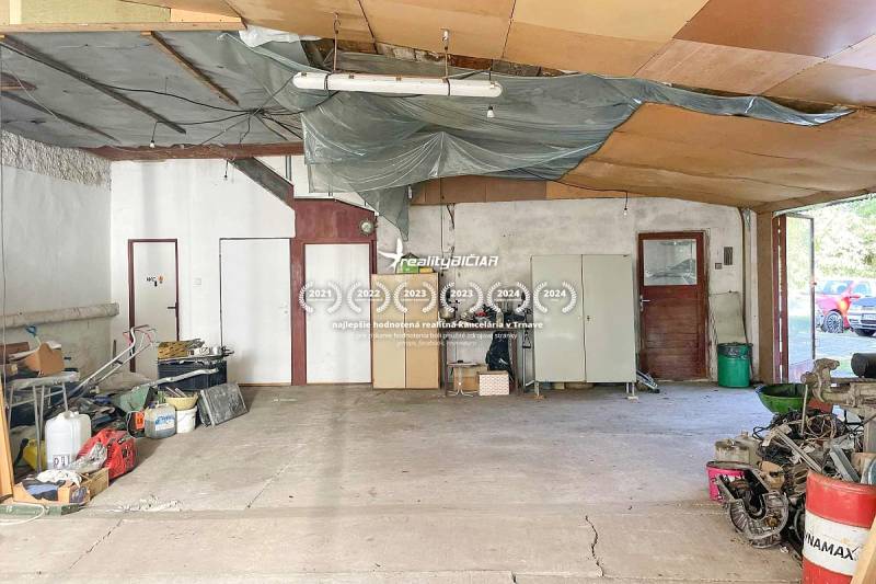 4-izbový podkrovný byt s nebytovým priestorom v obci Pavlice - Interiér rodinného domu s rozľahlým priestorom, odloženými vecami a cementovou podlahou.