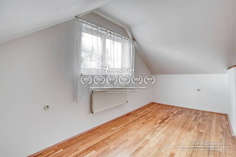 4-izbový podkrovný byt s nebytovým priestorom v obci Pavlice - Izba v rodinnom dome s oknom a podlahou s dreveným dekorom.