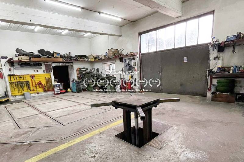 4-izbový podkrovný byt s nebytovým priestorom v obci Pavlice - Dielňa s náradím, pracovným stolom a šachtou, bez prítomnosti ľudí. Rodinný dom.