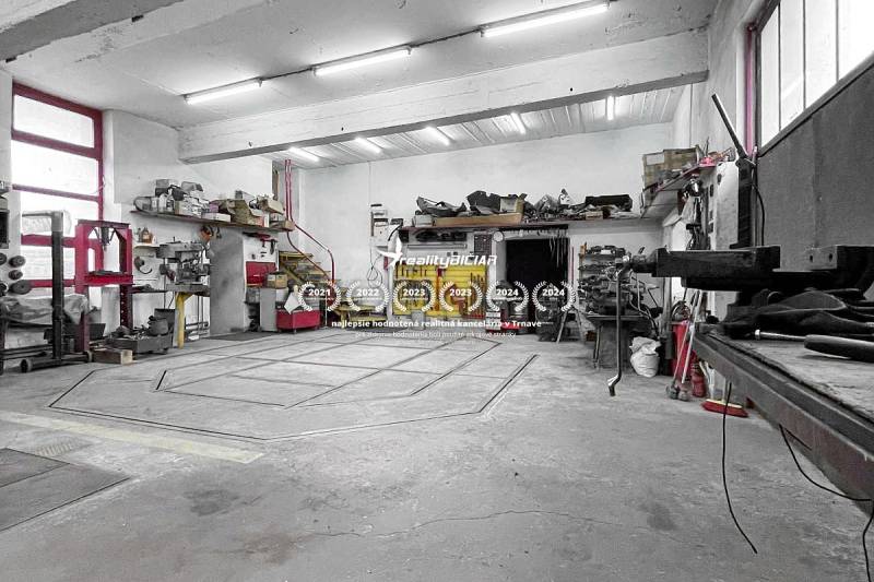 4-izbový podkrovný byt s nebytovým priestorom v obci Pavlice - Dielňa s náradím a schodmi v rodinnom dome. Stropy s osvetlením a betónová podlaha.