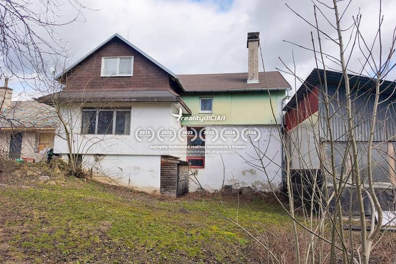 4-izbový podkrovný byt s nebytovým priestorom v obci Pavlice - Rodinný dom v Pavliciach na Pavliciach, s omietkou a podkrovím v dedinskom prostredí.