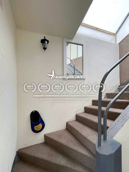 4-izbový podkrovný byt s nebytovým priestorom v obci Pavlice - Schodisko v rodinnom dome s bielymi stenami a kovovým zábradlím.