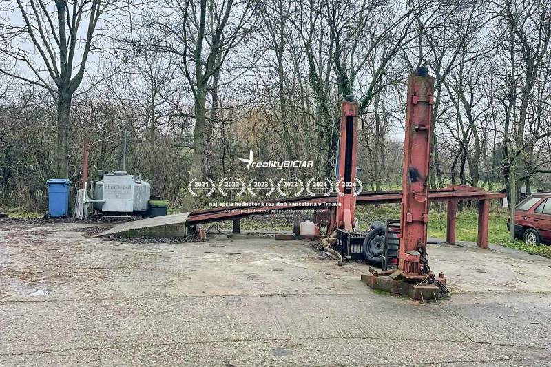 4-izbový podkrovný byt s nebytovým priestorom v obci Pavlice - Na ulici Pavlice v meste Pavlice sa nachádza opustená autodielňa s výťahom.