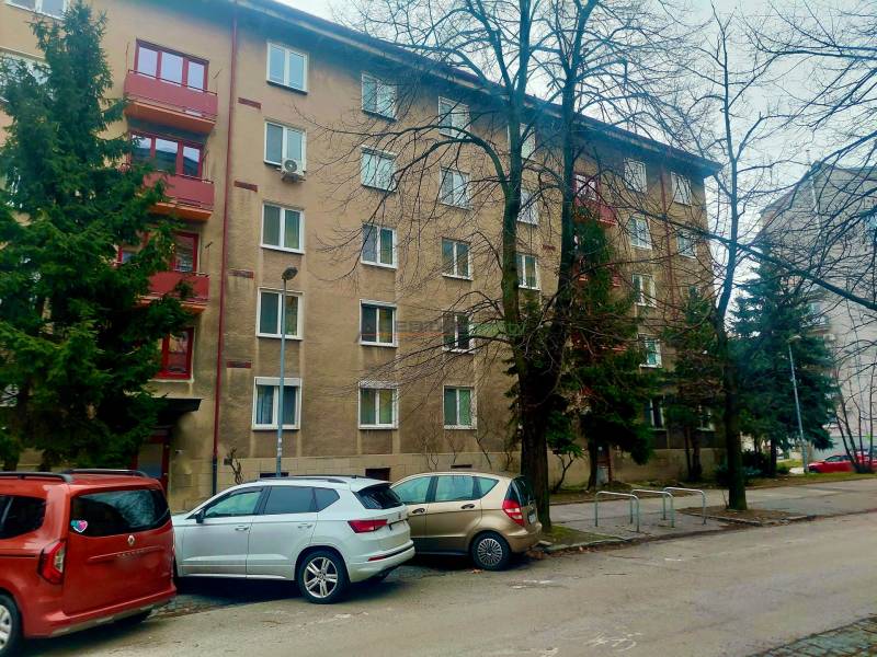 Vkusný, moderný 2 izb, klíma, 870 s ener., Sibírska ul./Nové Mesto - Štvorpodlažný bytový dom na Sibírskej ulici v Bratislave - Novom Meste s parkovaním.