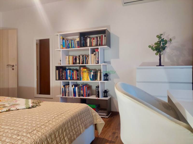 Vkusný, moderný 2 izb, klíma, 870 s ener., Sibírska ul./Nové Mesto - Izba s knihovňou, písacím stolom a podlahou s dreveným dekorom v 2-izbovom byte.