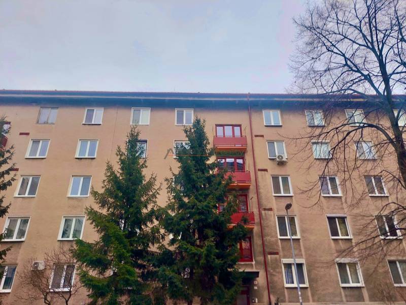 Vkusný, moderný 2 izb, klíma, 870 s ener., Sibírska ul./Nové Mesto - Exteriér bytového domu v Bratislave na Sibírskej ulici obklopený stromami.