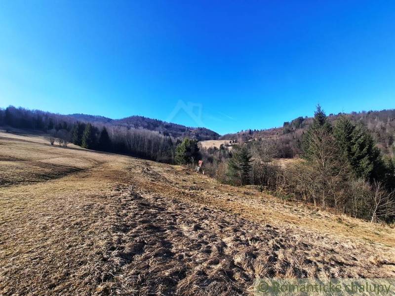 Veľký pozemok na čarovnom mieste polosamota Hronec 2. - Scenéria Poľnohospodárskych a lesných pozemkov v Hronci s rozľahlými lúkami a lesmi.
