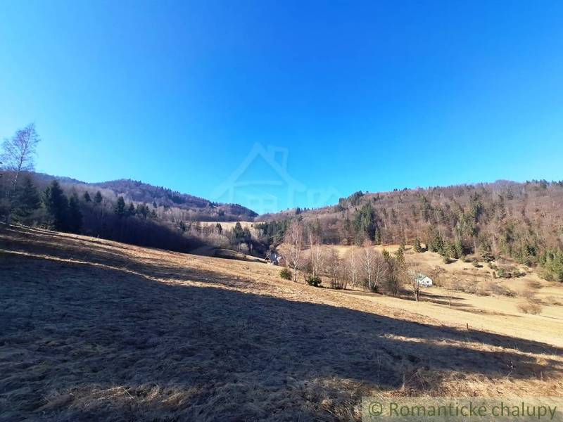 Veľký pozemok na čarovnom mieste polosamota Hronec 2. - Rozľahlé poľnohospodárske a lesné pozemky v okolí Hronca obklopené lesmi a kopcami.