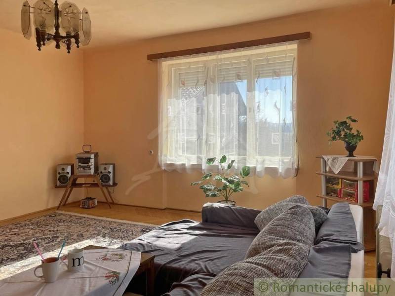 Vidiecky dom v gemerskej obci Bretka - Obývačka v rodinnom dome s pohovkou, kobercami a hi-fi súpravou.