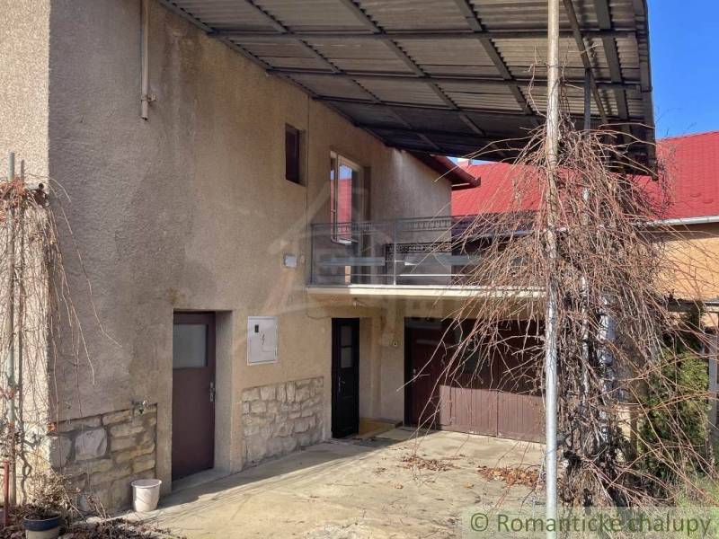 Vidiecky dom v gemerskej obci Bretka - Rodinný dom v Bretke s balkónom, garážou a prístreškom pre popínavé rastliny.