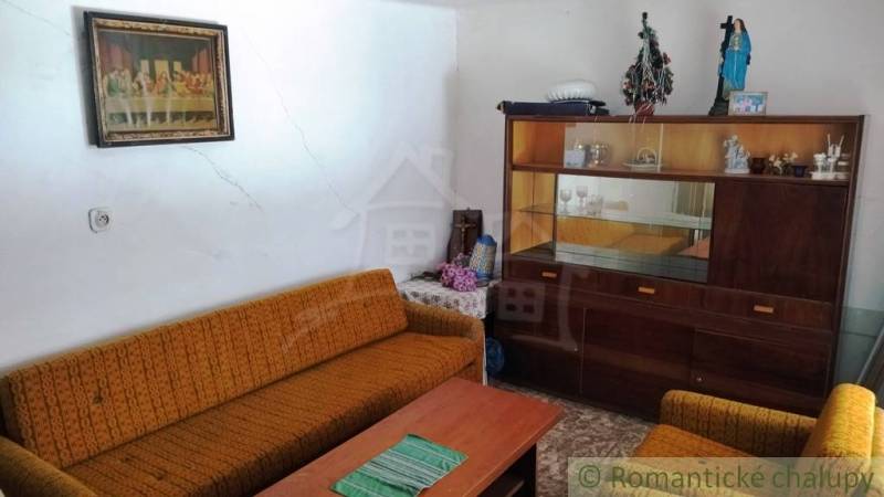 Pôvodná goralská drevenica, Osturňa - Obývacia izba v rodinnom dome s retro nábytkom a historickými dekoráciami.