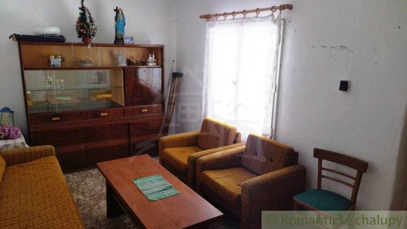Pôvodná goralská drevenica, Osturňa - Obývačka v rodinnom dome so starším nábytkom a jednoduchým zariadením.